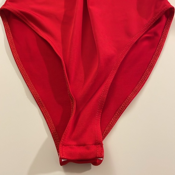 Miss Selfridge Twisted Front Low V-Neck Red Sleeveless Bodysuit - Picture 5 of 5